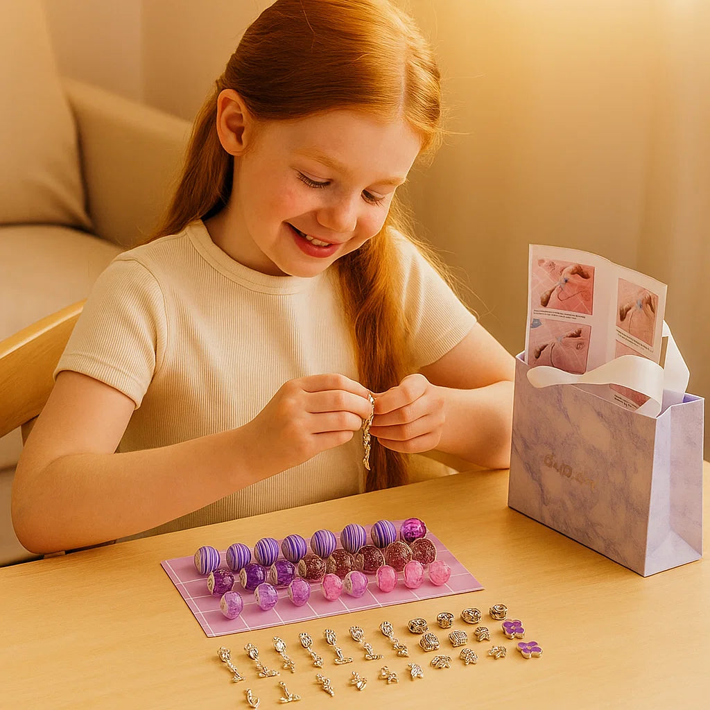 DIY-sett for å lage sjarmarmbånd ⎜ Smykkesett med perler og anheng i gaveeske for jenter