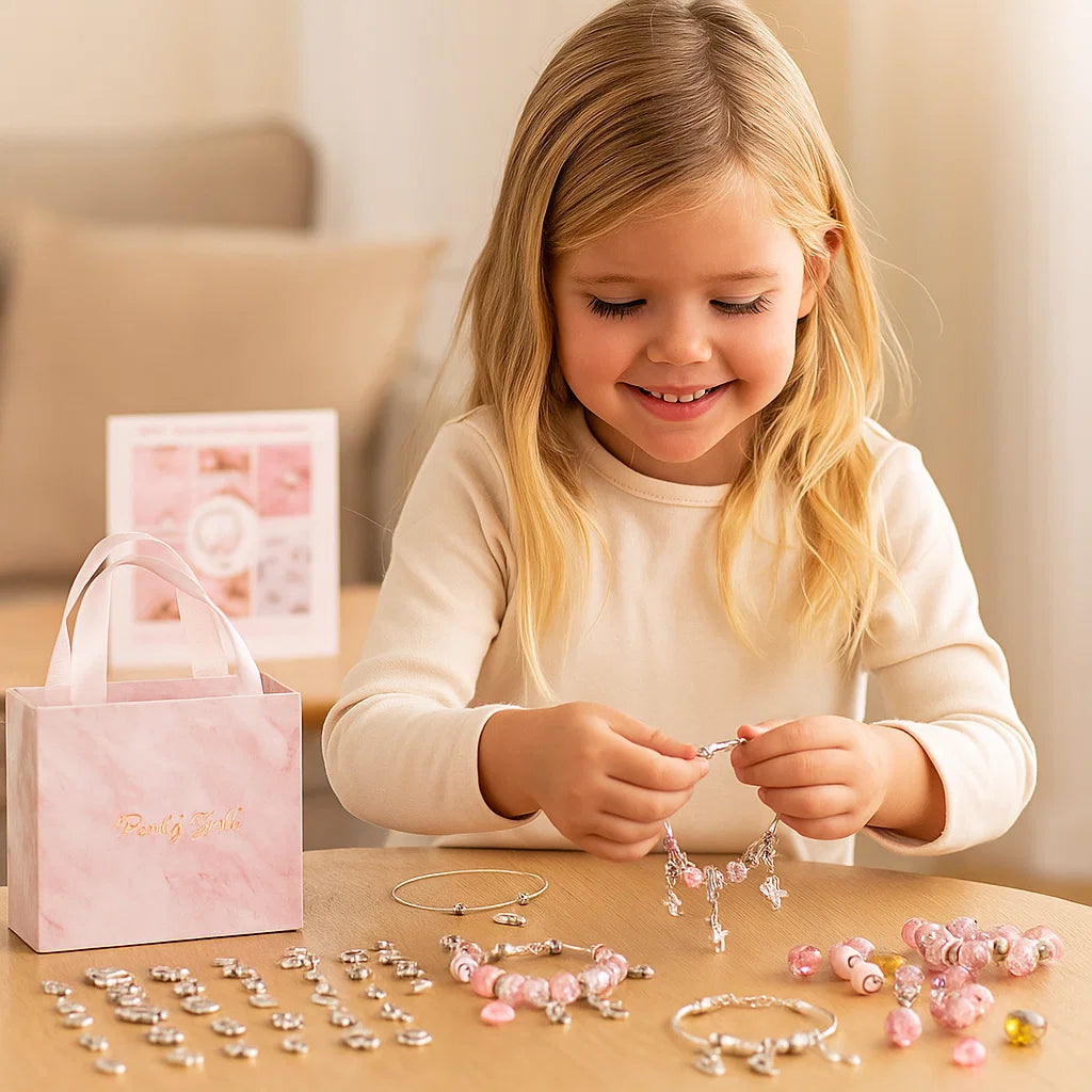 DIY-sett for å lage sjarmarmbånd ⎜ Smykkesett med perler og anheng i gaveeske for jenter